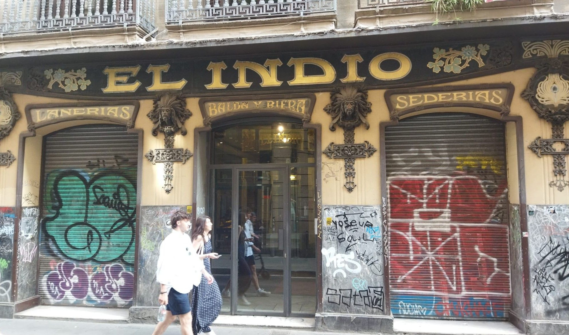 La antigua tienda El Indio, del Raval, llena de grafitis a pesar de estar preservada / METRÓPOLI - JORDI SUBIRANA