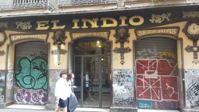 La antigua tienda El Indio, del Raval, llena de grafitis a pesar de estar preservada / METRÓPOLI - JORDI SUBIRANA