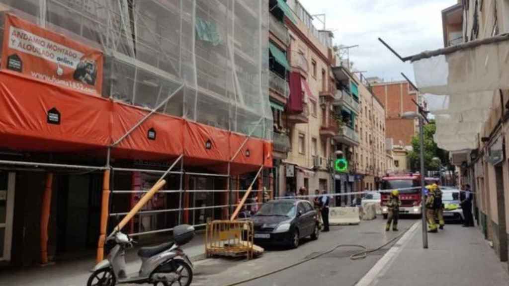 Intervención de los bomberos en la explosión en un piso de Santa Coloma / AYUNTAMIENTO DE SANTA COLOMA