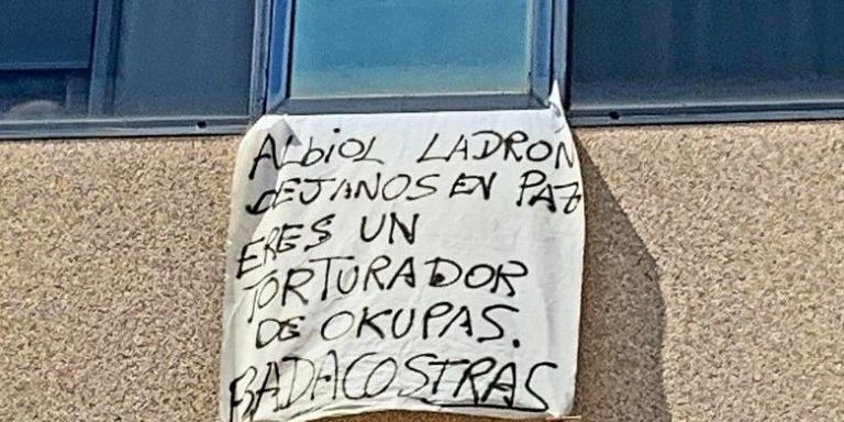 Sábana con mensaje de los okupas de Badalona / CEDIDA