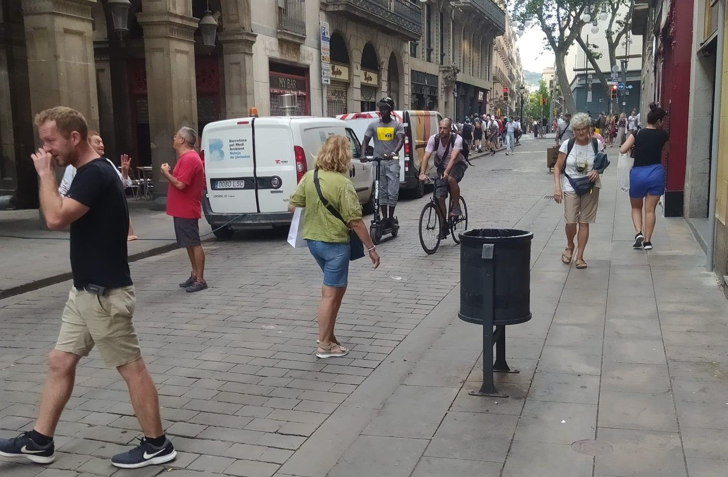 Calle de Ferran tras la implementación de la vía ciclable / CEDIDA