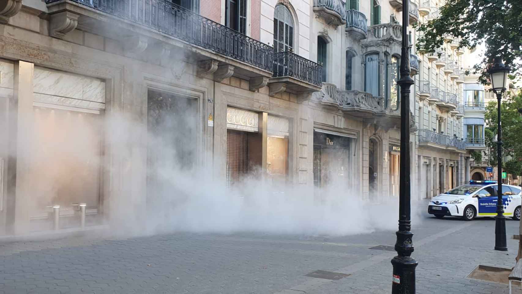 Intensa humareda en la tienda Gucci del paseo de Gràcia, este viernes / METRÓPOLI