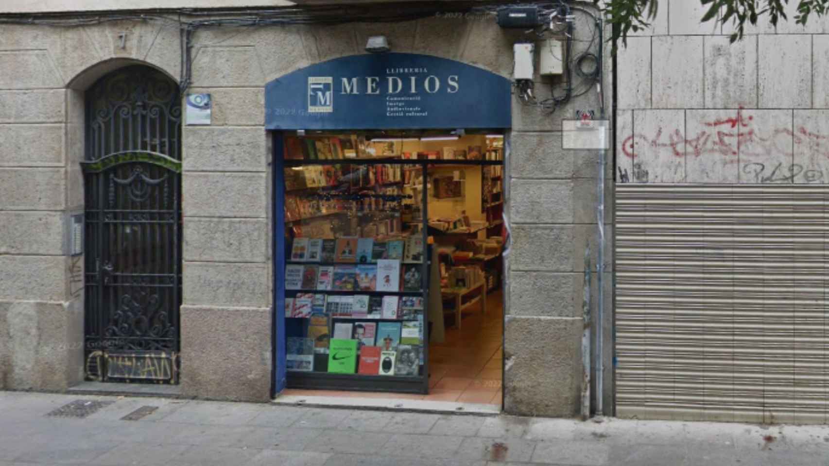 Exterior de la librería Medios en el Raval