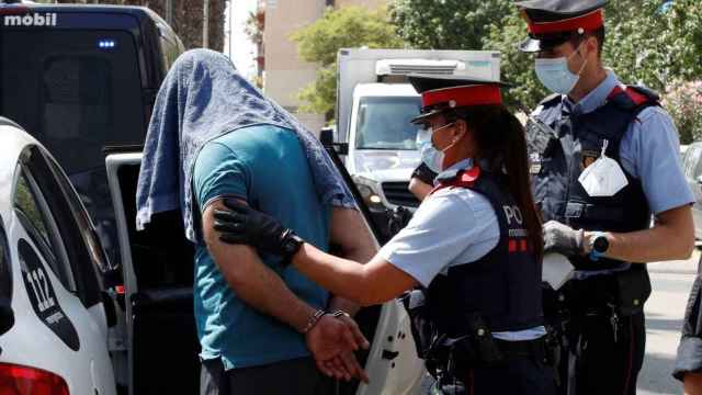 Agentes de los Mossos d'Esquadra con un detenido en una imagen de archivo / EFE