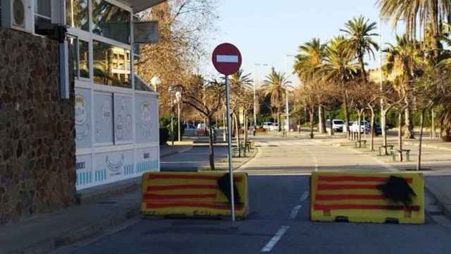 El paseo interior, junto a las playas de Sant Martí, cerrado al tráfico / METRÓPOLI - JORDI SUBIRANA