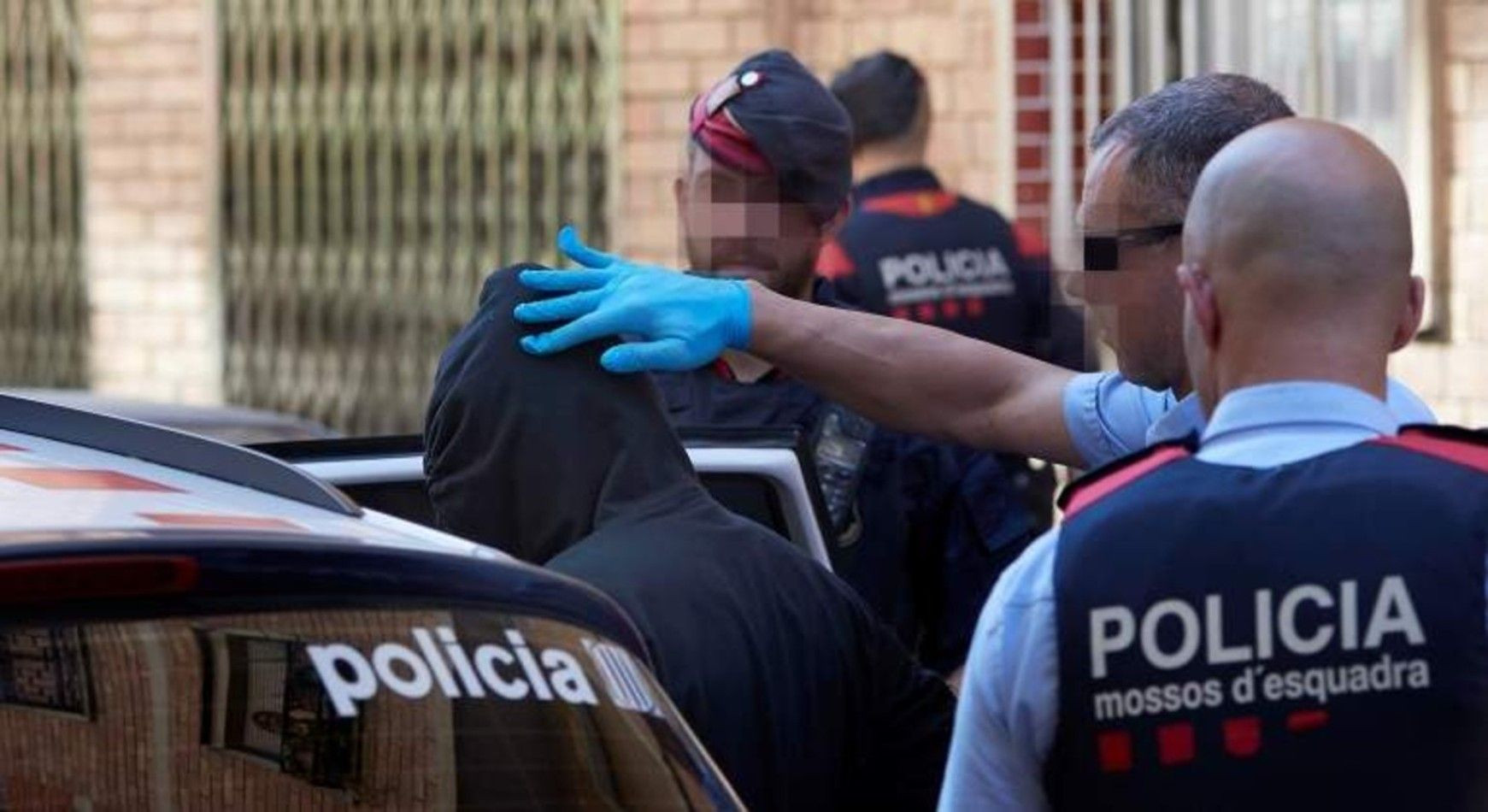 Agentes de los Mossos d'Esquadra con un detenido / EFE