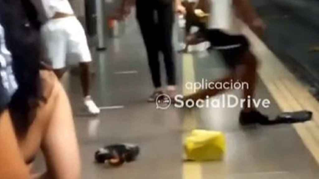 Imagen de la pelea en la estación de tren de Arc de Triomf