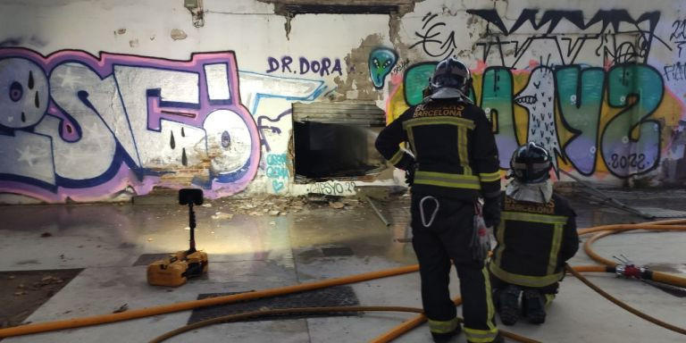 Los Bomberos en el interior de la nave incendiada / BOMBEROS