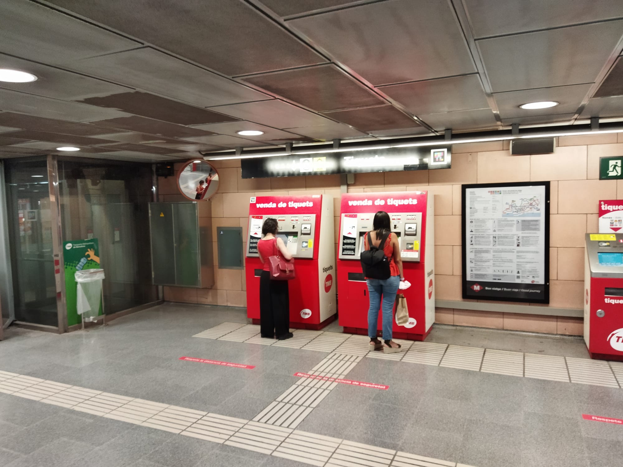 Dos usuarias compran un abono para el transporte público en el metro de Barcelona / METRÓPOLI