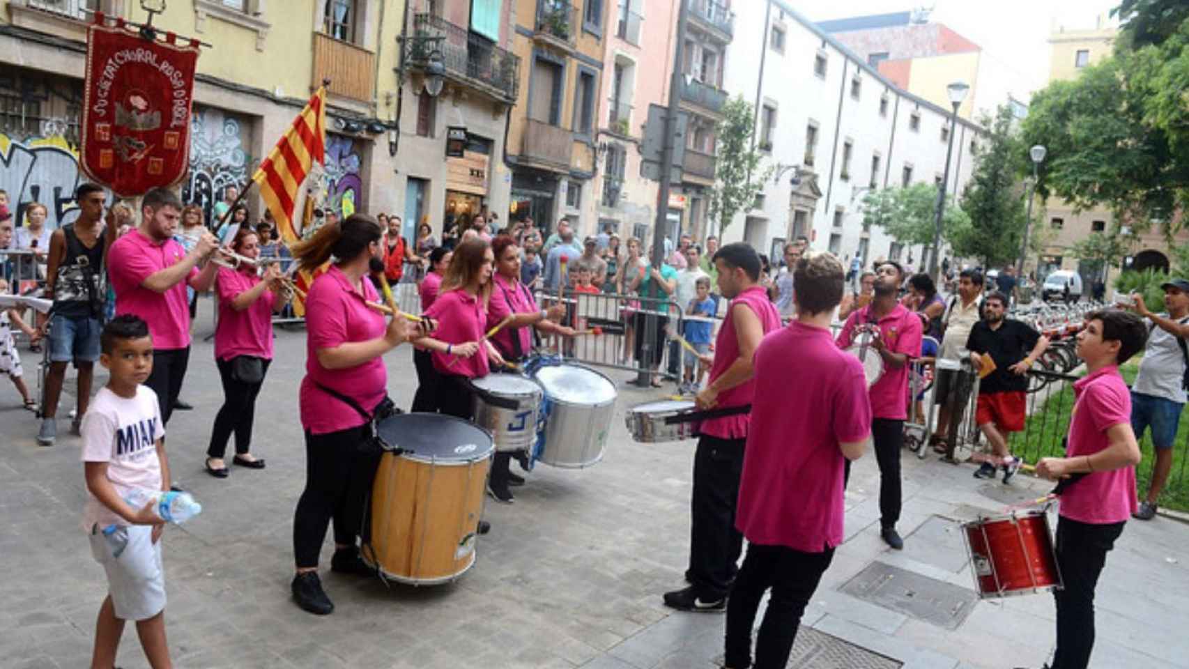 Actividades populares en una edición anterior de la 'festa major' del Raval / ARCHIVO