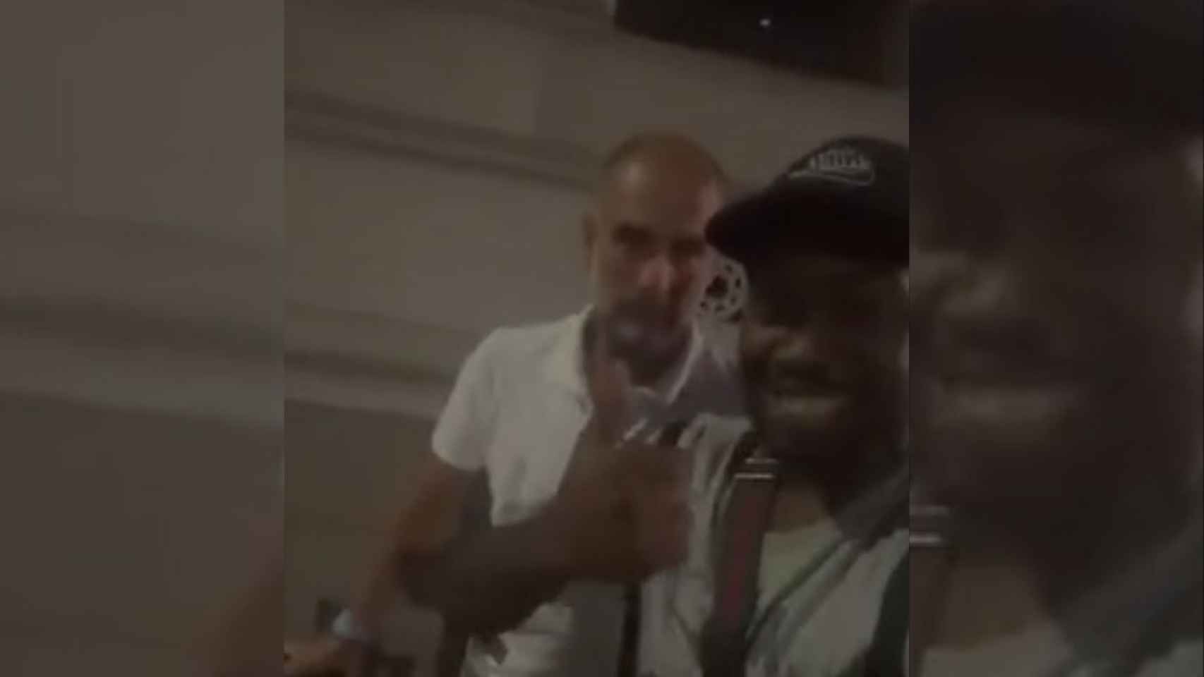 Pep Guardiola con un fan al que el entrenador confundió con un ladrón / RRSS