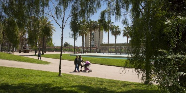 Una pareja pasea por el parque de Josep Maria Serra Martí / AJUNTAMENT DE BARCELONA