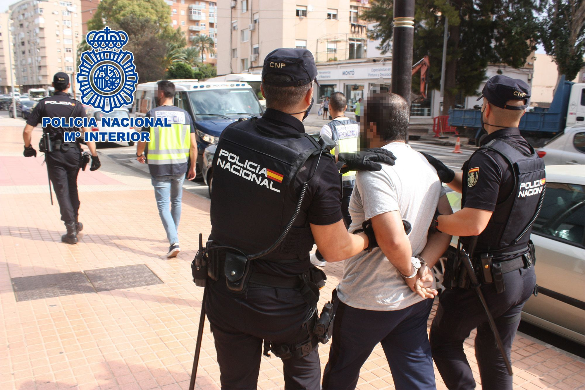 La policía deteniendo a un hombre por estafa en Barcelona / POLICÍA NACIONAL