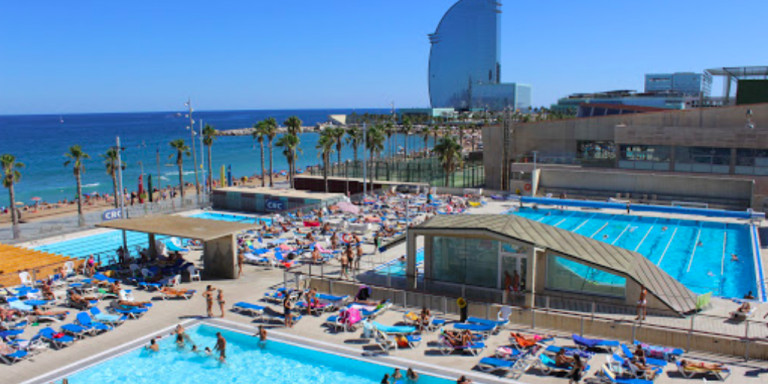 Piscina del CEM Sant Sebastià un día de verano / AJ BARCELONA