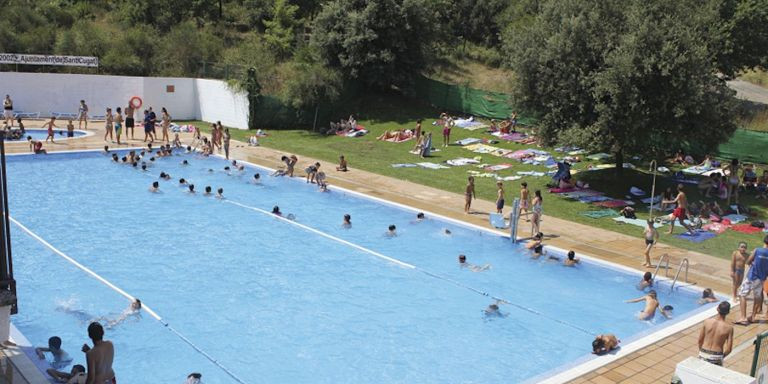 Personas bañándose en plena temporada de verano en la piscina de la Cooperativa d'Aigues / ARCHIVO