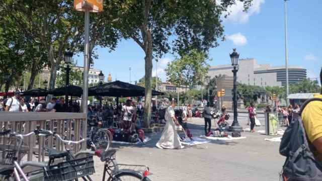 Manteros en plaza Catalunya / MARILÉN BARCELÓ