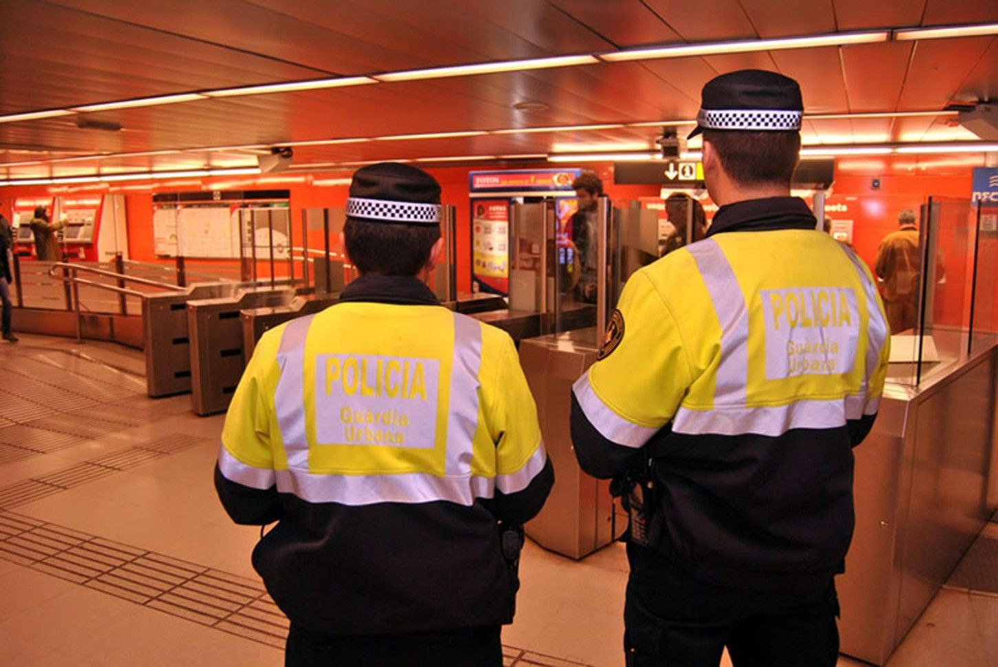 Agentes de la Guardia Urbana en el metro / AJ BCN