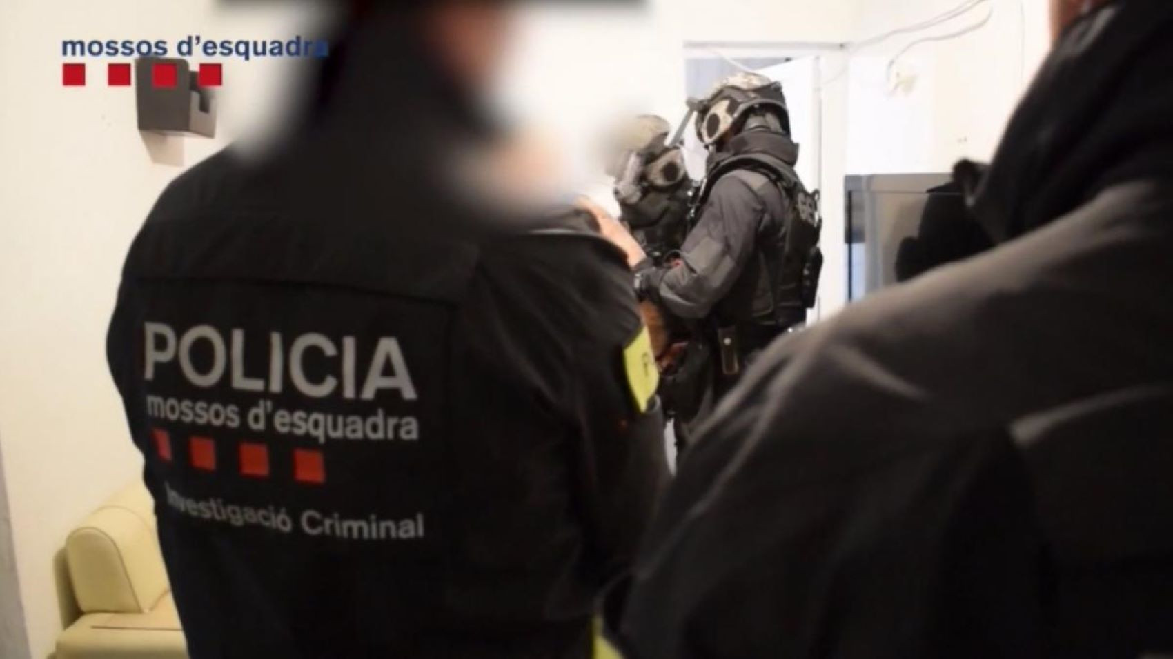 Agentes de los Mossos d'Esquadra durante una detención en una imagen de archivo / MOSSOS D'ESQUADRA