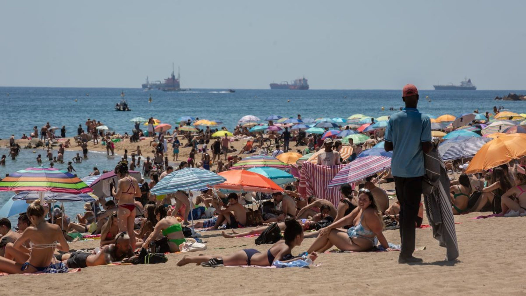 Cientos de personas disfrutan de la playa durante la ola de calor en Barcelona / EUROPA PRESS