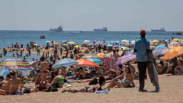 Cientos de personas disfrutan de la playa durante un fin de semana de ola de calor en Barcelona / EUROPA PRESS