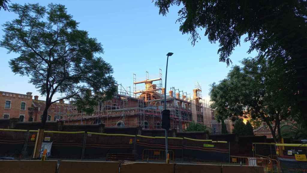 Imagen de las obras del exterior del recinto modernista del Hospital Sant Pau (Barcelona) / METRÓPOLI ABIERTA