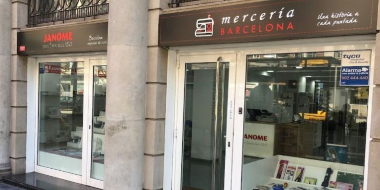 Exterior de Mercería Barcelona en el Putxet / MERCERÍA BARCELONA