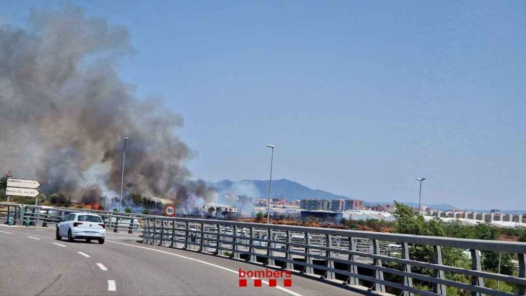 Incendio en las instalaciones del aeropuerto de Sabadell / BOMBERS DE LA GENERALITAT