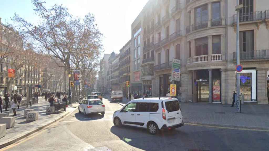 Confluencia entre las calles de Pelayo y la Rambla, donde una mujer ha perdido el control del vehículo y ha atropellado a tres peatones / GOOGLE MAPS