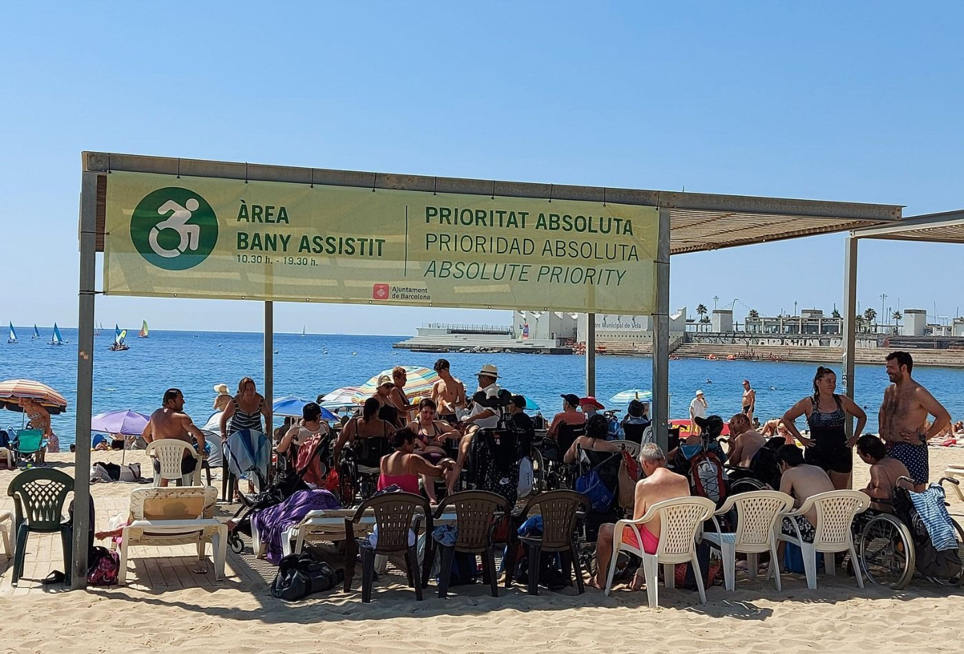 Aglomeraciones en la zona de sombra de la playa para personas con movilidad reducida de Nova Icària / CEDIDA