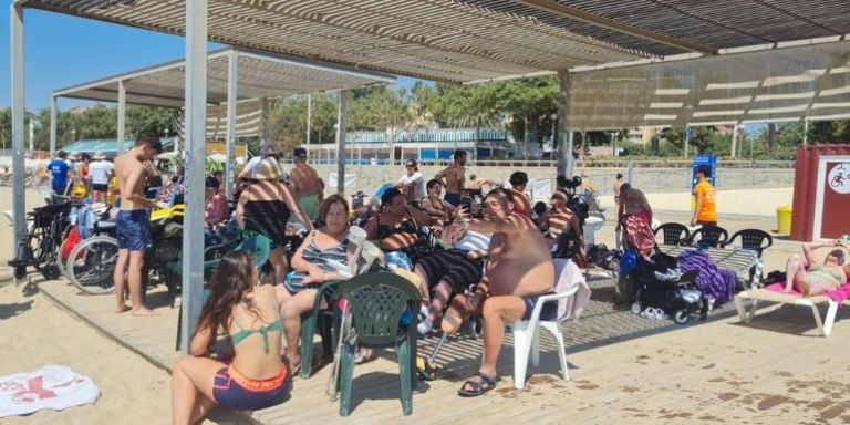 Aglomeraciones en la zona de sombra de la playa accesible de Nova Icària / CEDIDA