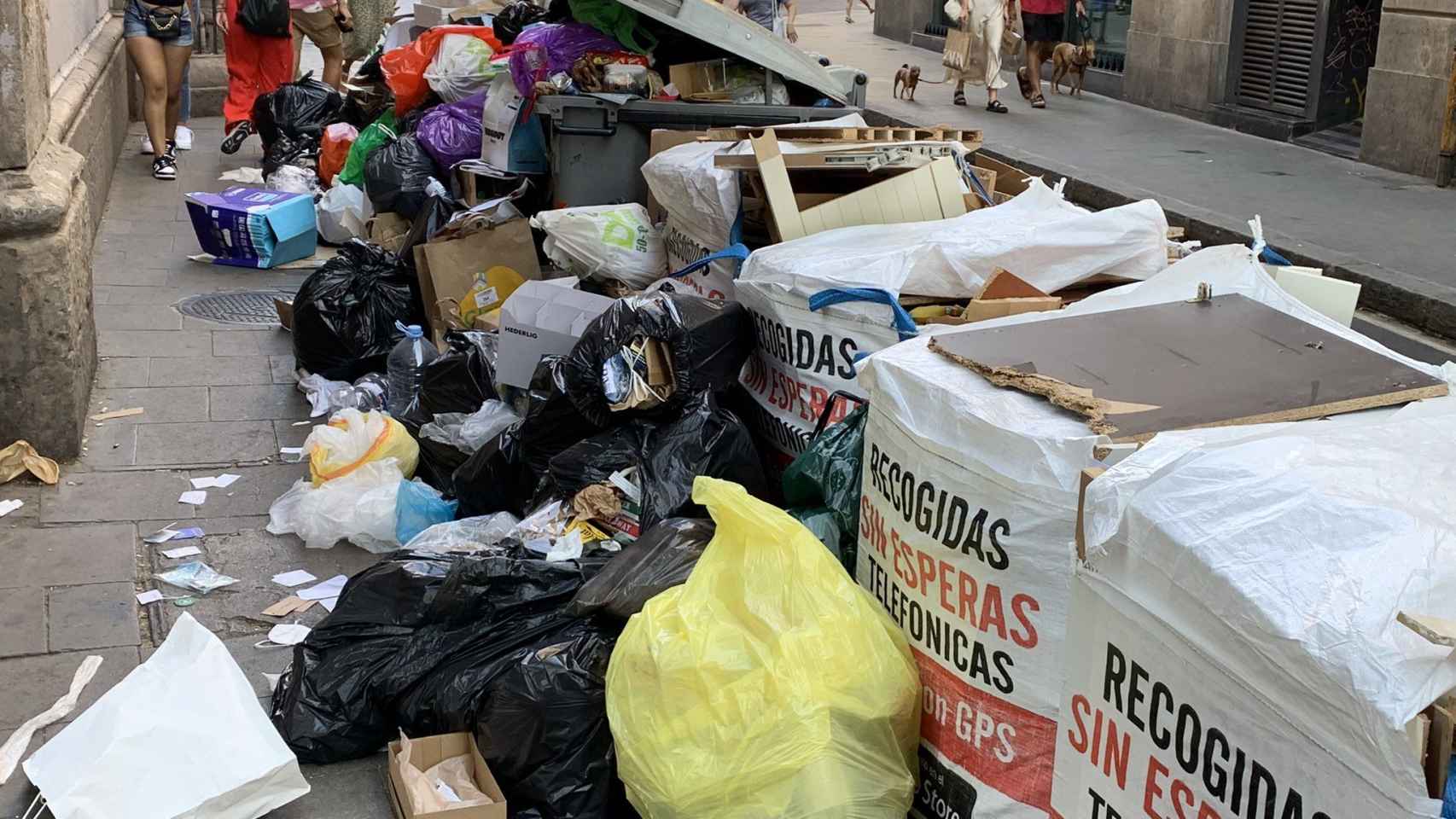 La esquina de la calle del Carme con Xuclà, del barrio del Raval de Barcelona, llena de basura / TWITTER