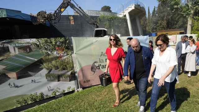 Ada Colau junto con Janet Sanz, el martes en el Zoo de Barcelona / EFE - ALEJNADRO GARCÍA