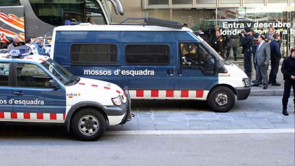 Dos furgones de los Mossos d'Esquadra / EFE