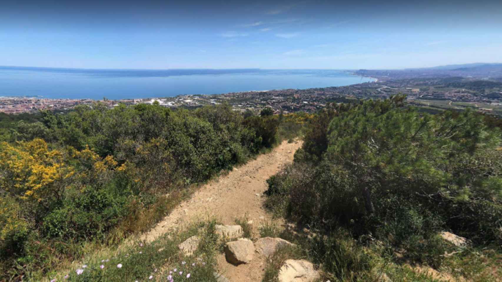 Una imagen del Turó d'en Baldiri, parque natural donde se ha celebrado una fiesta ilegal con drogas, gasolinera y hoguera / STREET VIEWS