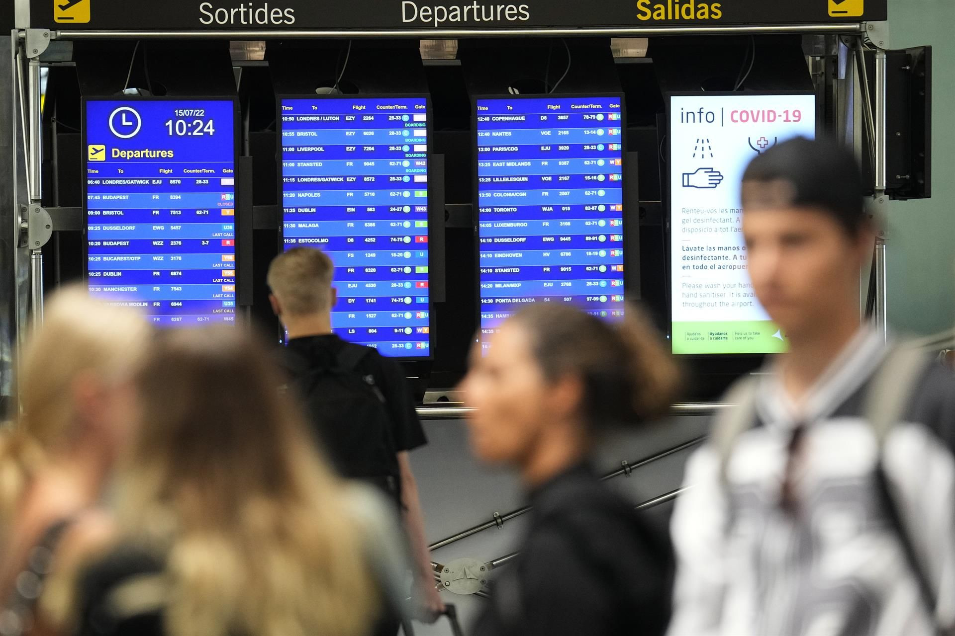 Pasajeros transitando por el Aeropuerto de Barcelona-El Prat /EFE - ALEJANDRO GARCIA