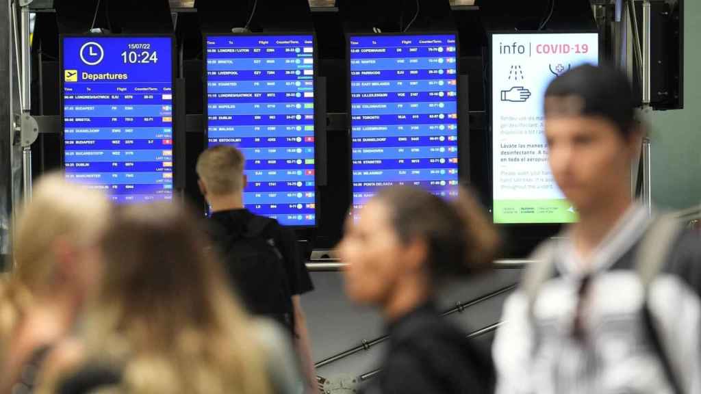 Pasajeros transitando por el Aeropuerto de Barcelona-El Prat