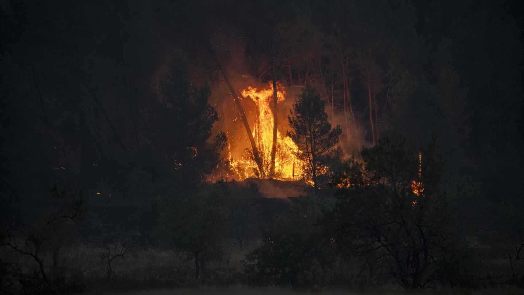 Efectivos en las labores de extinción del incendio a 17 de julio de 2022, en Pont de Vilomara / Lorena Sopêna - Europa Press