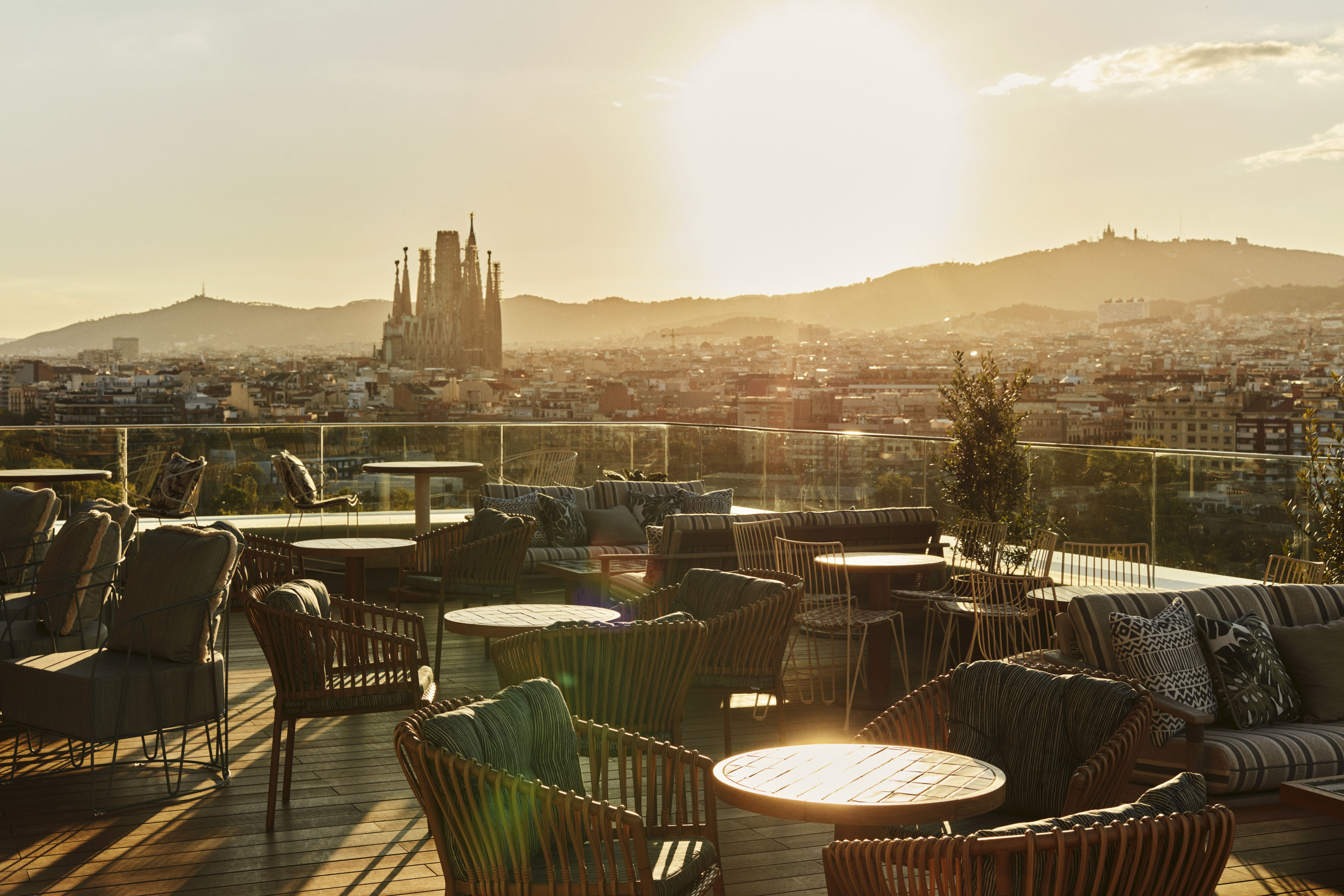 Vistas del atardecer de Barcelona desde Tope, uno de los mejores 'rooftops' de la ciudad / THE HOXTON - CEDIDA