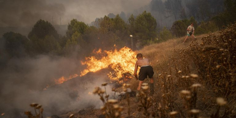 Vecinos colaboran en las labores de extinción - Lorena Sopêna - Europa Press