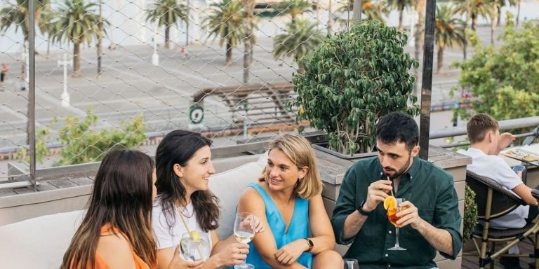 Amigos disfrutando de un 'afterwork' en la terraza del Duquesa de Cardona / INSTAGRAM