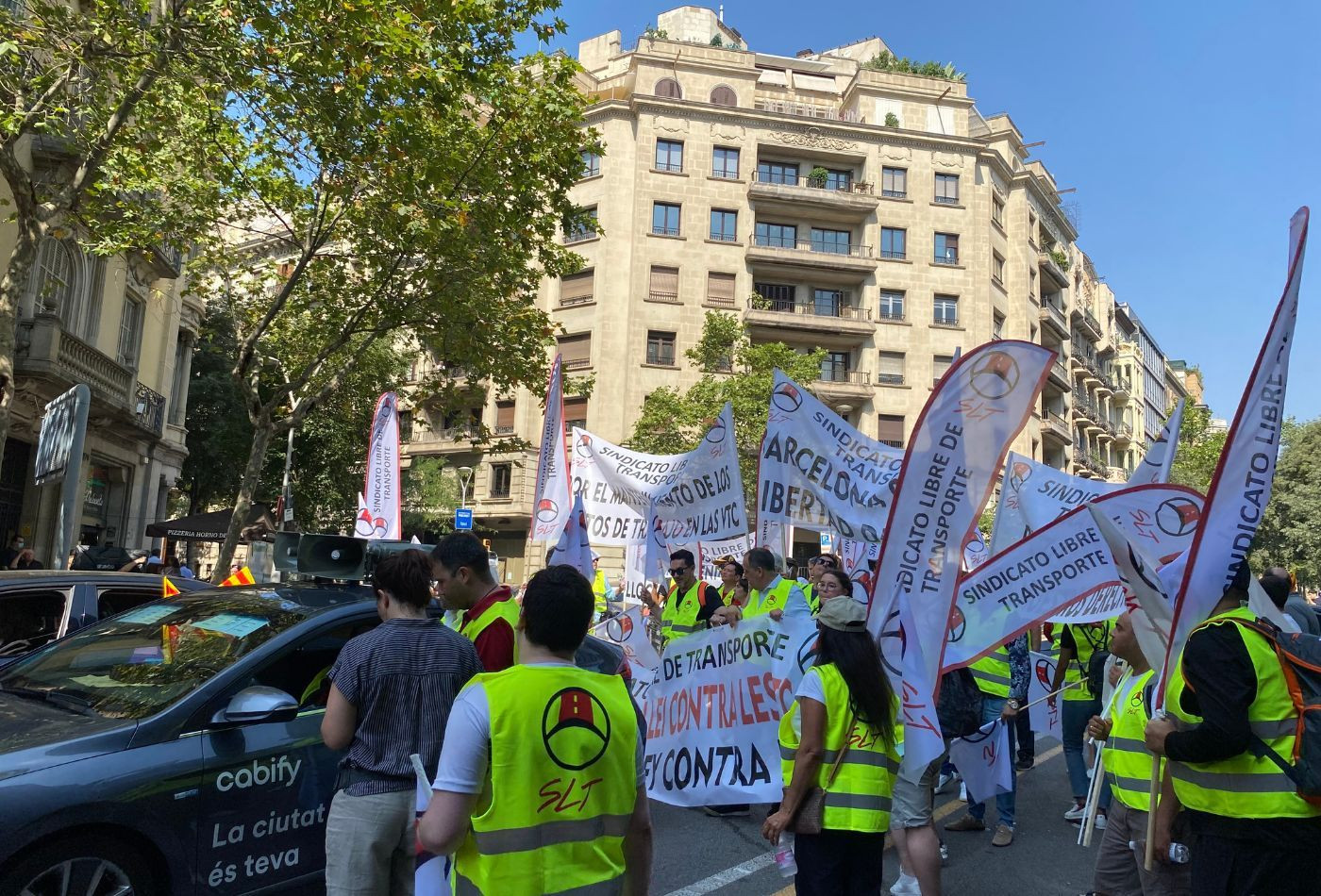 Conductores de VTC colapsan el centro de Barcelona este martes / METRÓPOLI