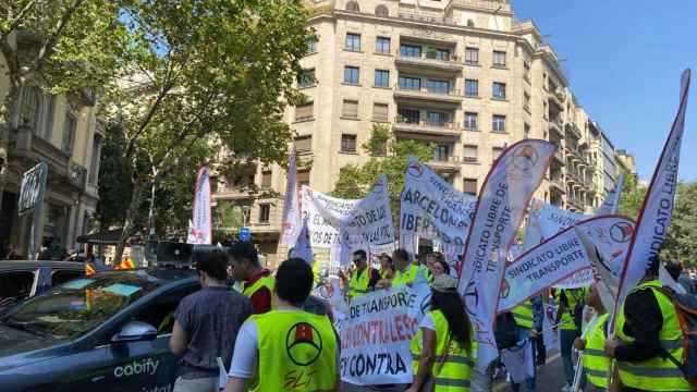Conductores de VTC colapsan el centro de Barcelona / METRÓPOLI