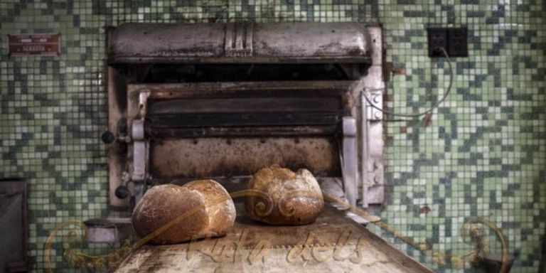 Dos panes saliendo del horno de la panadería 'Fleca Girabal' / FICC