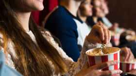 Gente disfrutando de una película en el cine en Barcelona