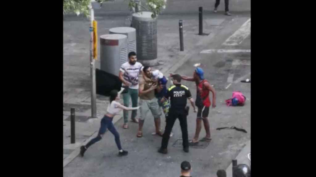 Imágenes de la pelea en el Raval de Barcelona / ILLA RPR TWITTER