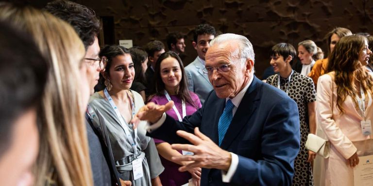 Isidre Fainé habla con algunos de los 120 becados en el acto celebrado en CaixaForum Madrid / ”FUNDACIÓN LA CAIXA”