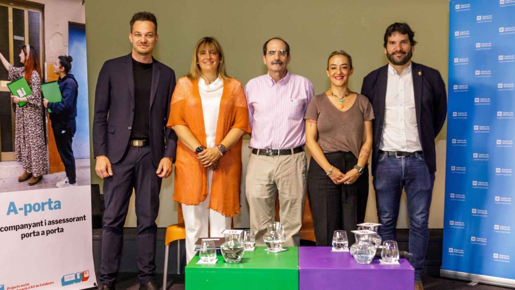 Los cinco alumnos graduados en el acto celebrado en ágora de Aigües de Barcelona / CEDIDA