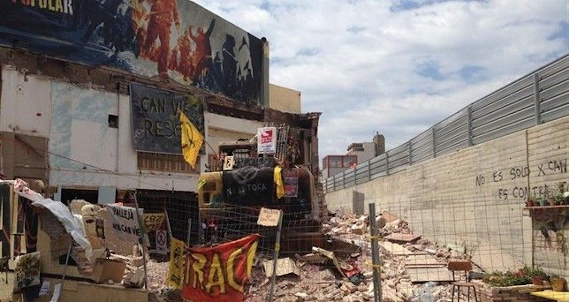 El edificio de Can Vies, medio derrumbado, en junio de 2014 / EP