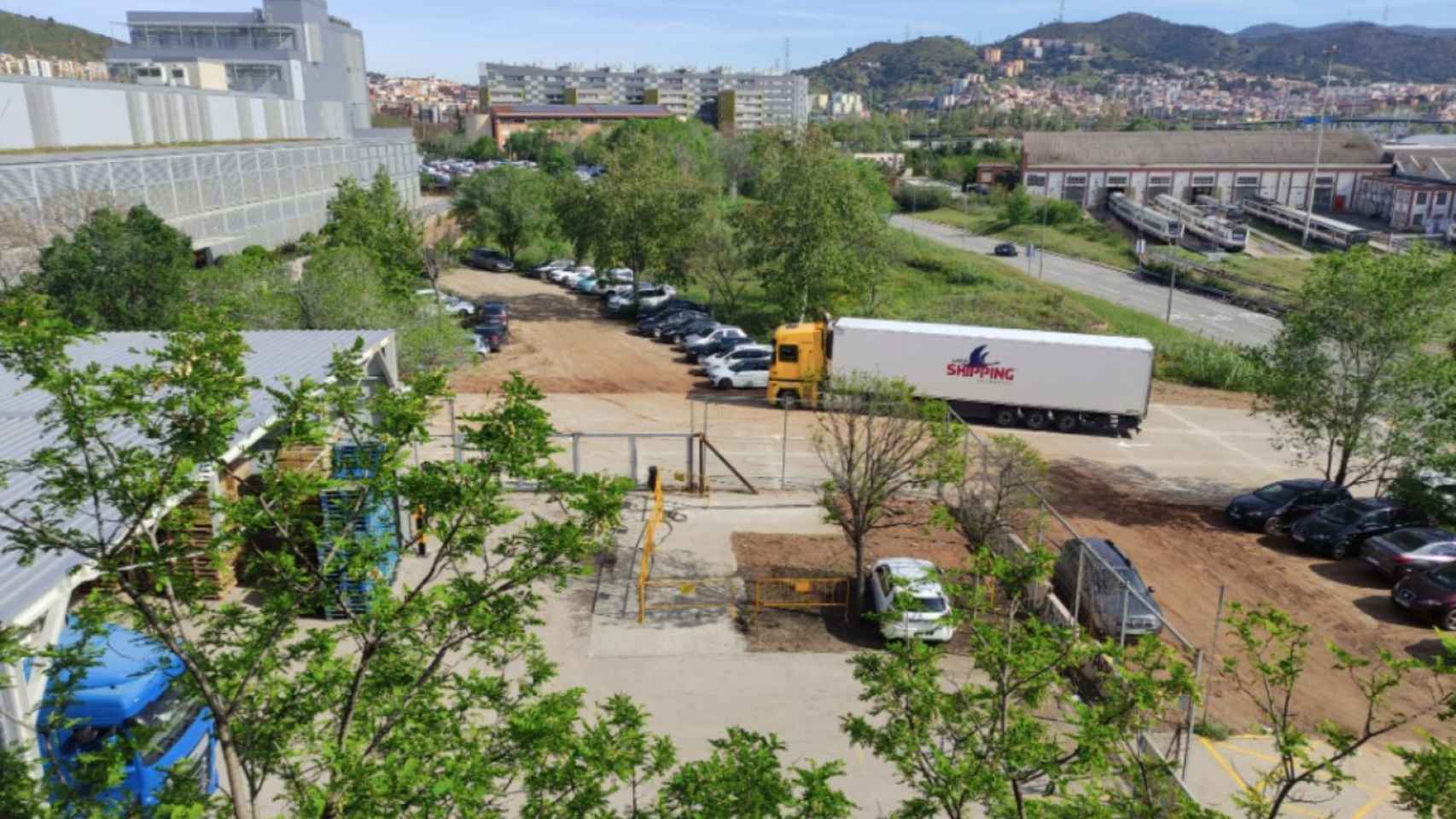 Vistas del centro logístico desde los edificios de los vecinos preocupados por la inseguridad / RRSS