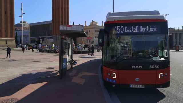 Un autobús 150 en la plaza de España, lugar donde fue acosada sexualmente una mujer por dos individuos/ TMB